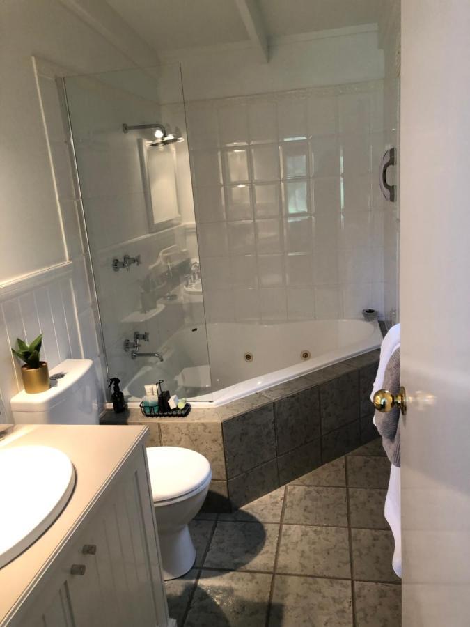 Creek Cottage Bed And Breakfast Traralgon Bagian luar foto